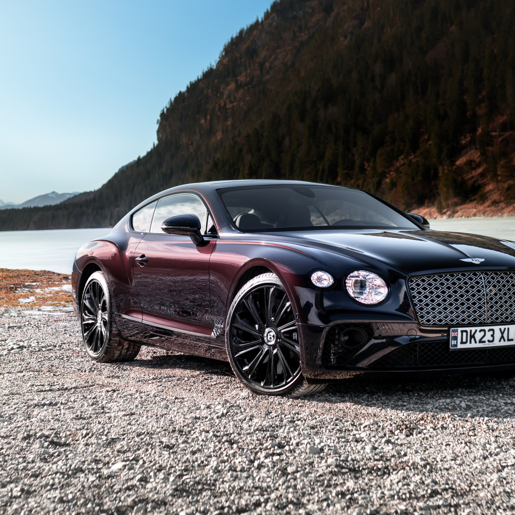 Автомобиль Bentley Continental GT Mulliner у реки
