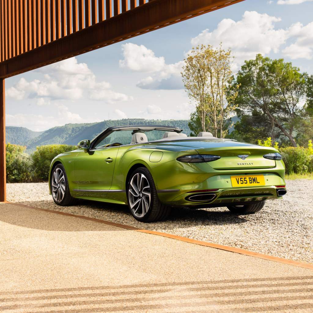 Зеленый кабриолет Bentley Continental GT Speed Convertible 2024 года