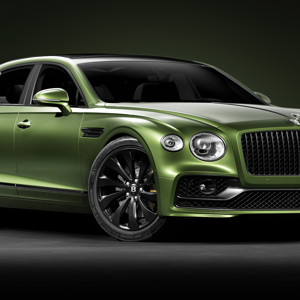 Зеленый автомобиль Bentley Flying Spur вид спереди