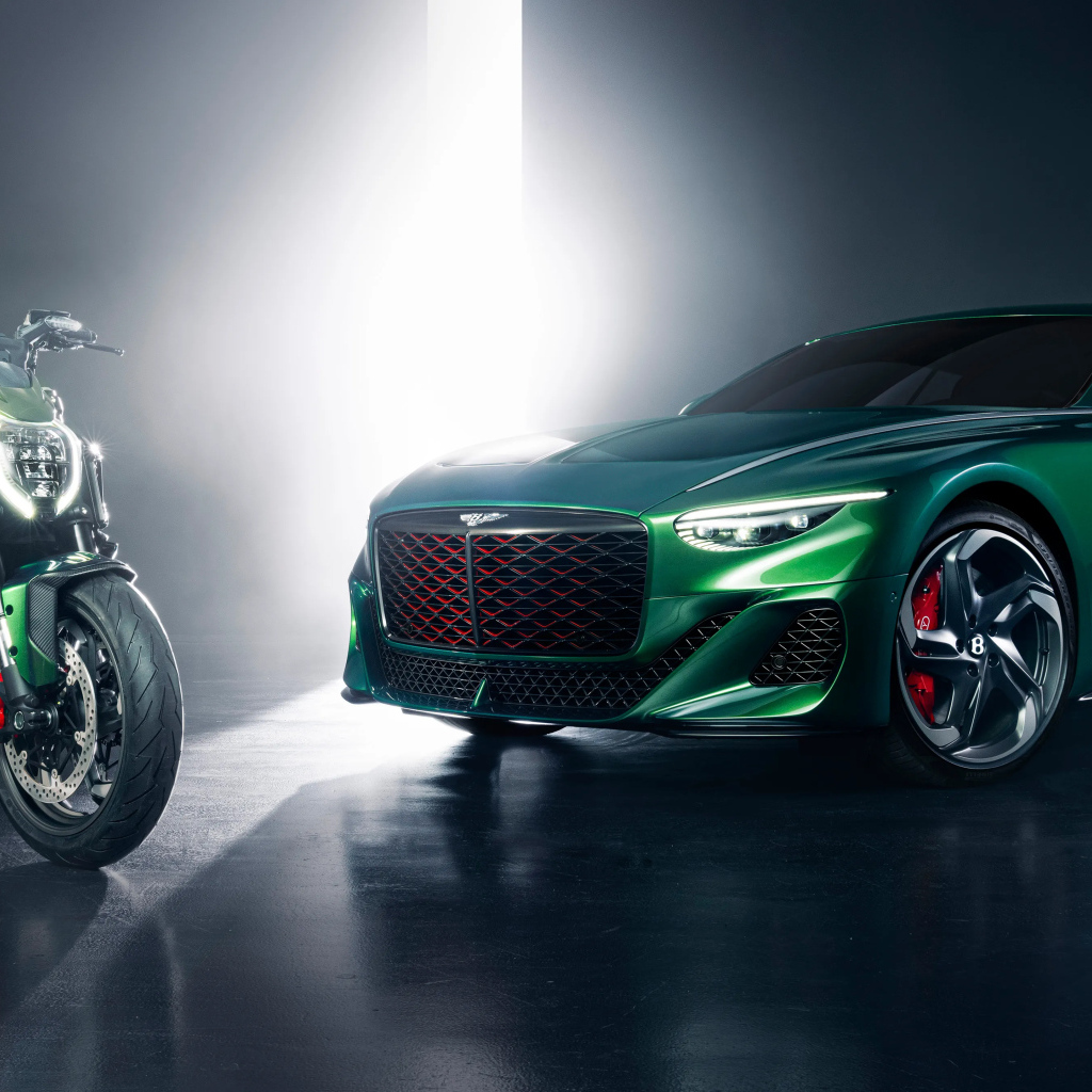 Зеленый автомобиль Bentley Mulliner  с мотоциклом Дукатти