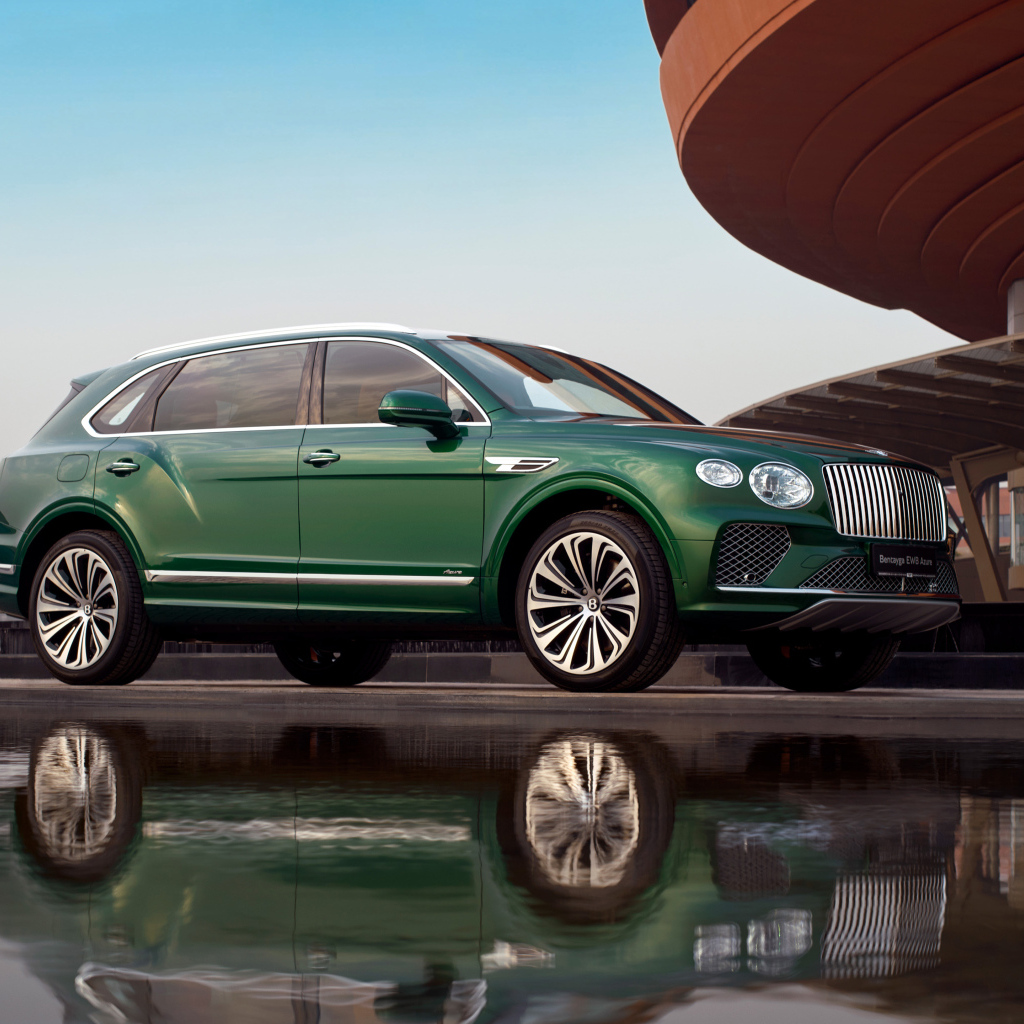 Зеленый внедорожник Bentley Bentayga EWB Azure
