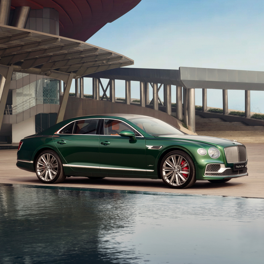 Зеленый дорогой автомобиль Mulliner Bentley Flying Spur Speed Opulence Edition 2024  года