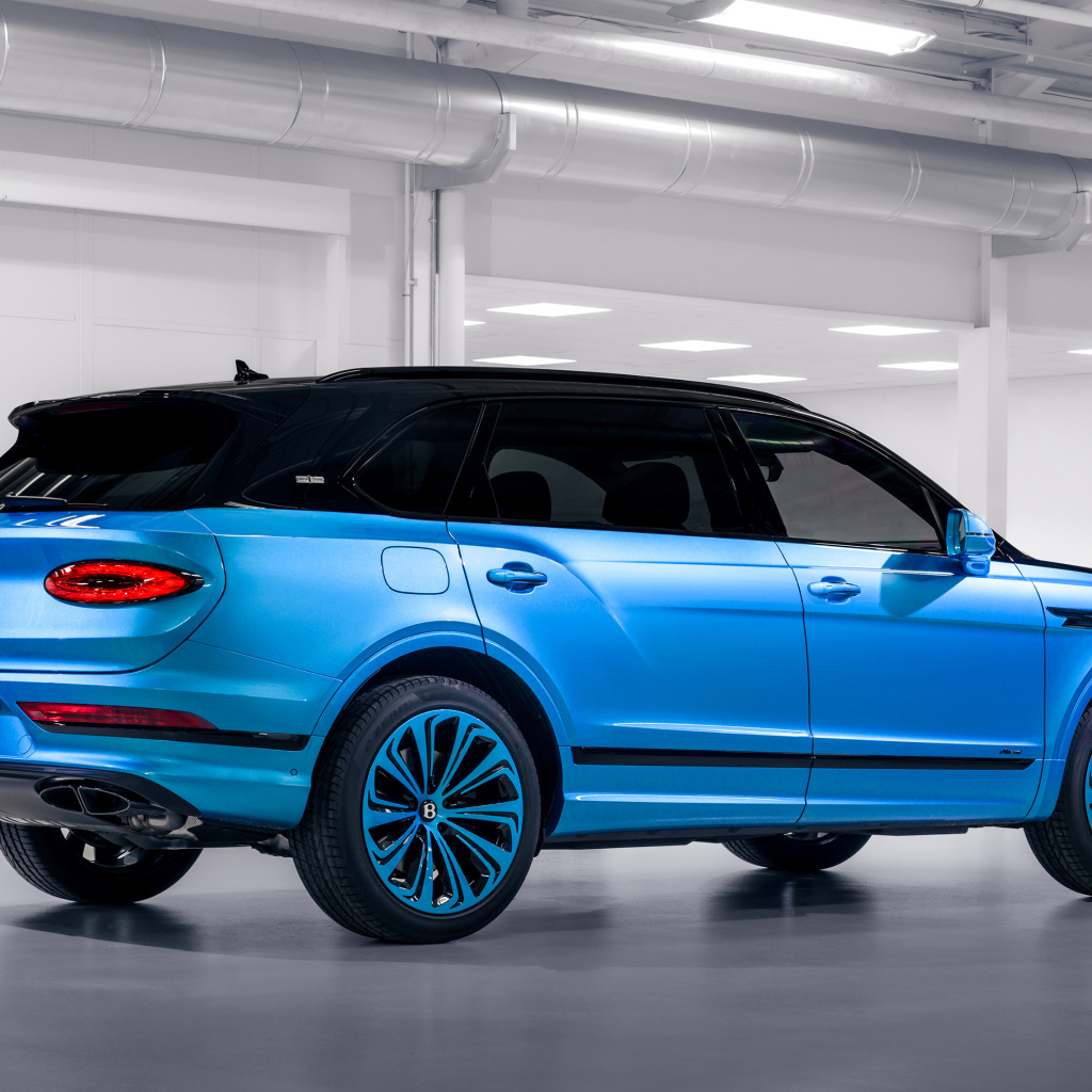 Вид сзади на автомобиль Bentley Bentayga EWB Azure By Mulliner 2024 года