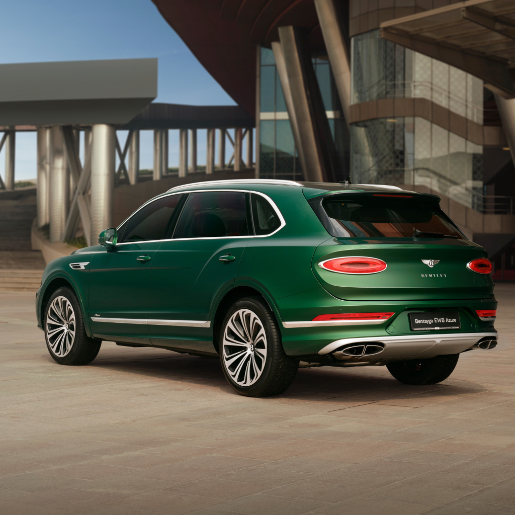 Вид сзади на автомобиль  Mulliner Bentley Bentayga EWB Azure