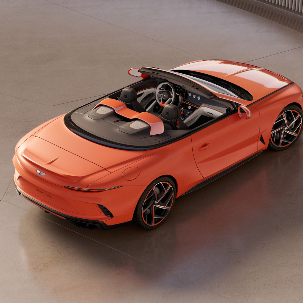 Красный автомобиль Bentley Mulliner Batur Convertible 2024 года вид сверху