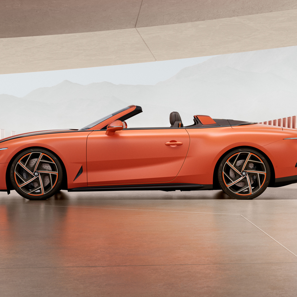 Вид сбоку на кабриолет Bentley Mulliner Batur Convertible 2024  года