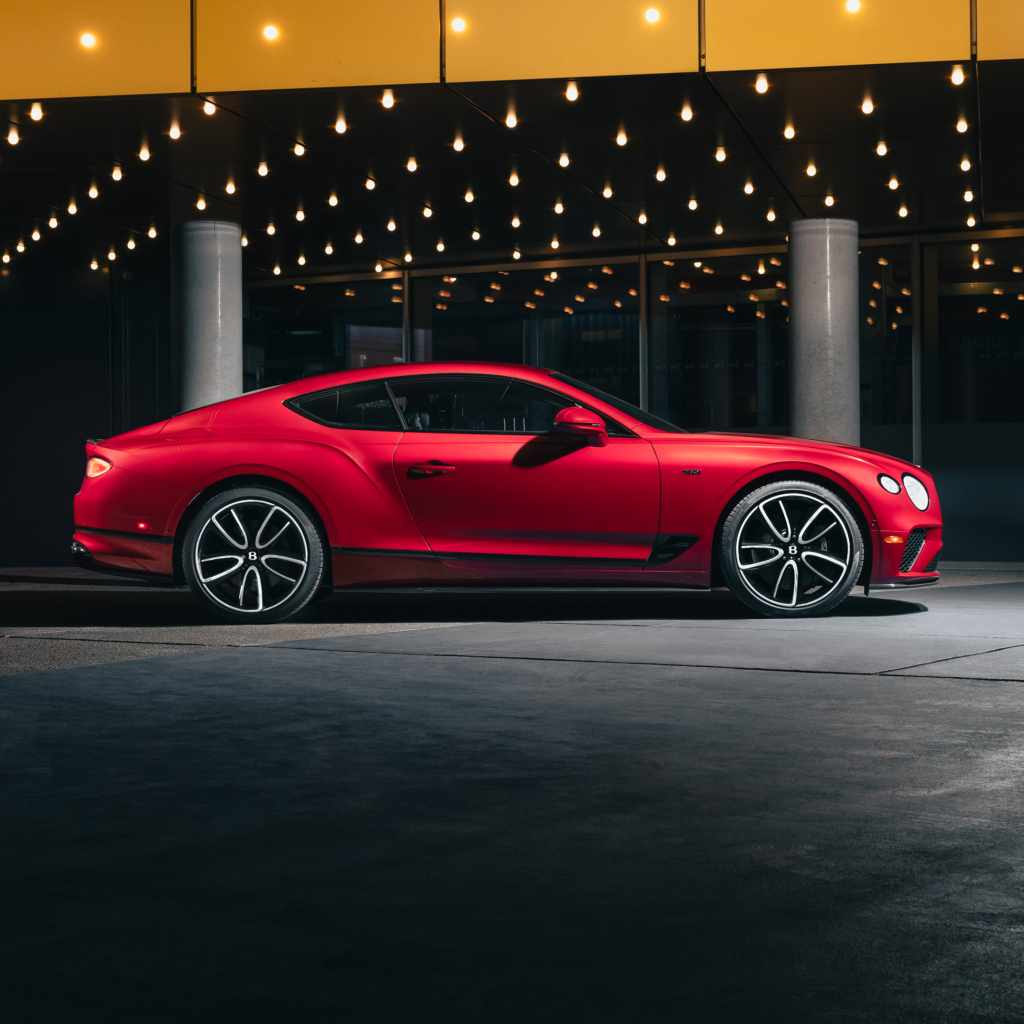 Вид сбоку на красный автомобиль Bentley Continental GT V8 Edition 2024 года