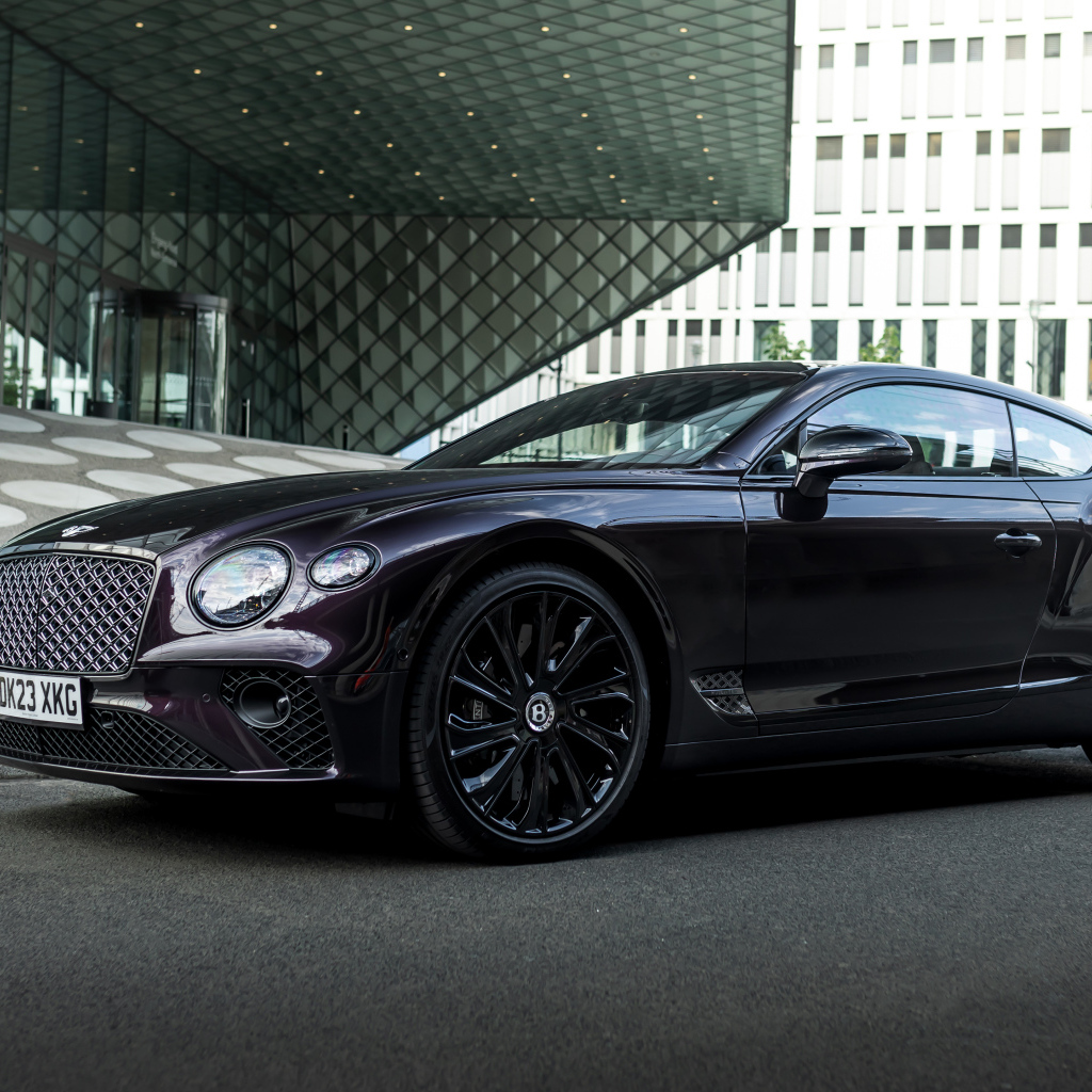Стильный черный автомобиль Bentley Continental GT Mulliner