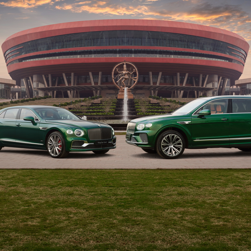 Два зеленых автомобиля Bentley  у здания