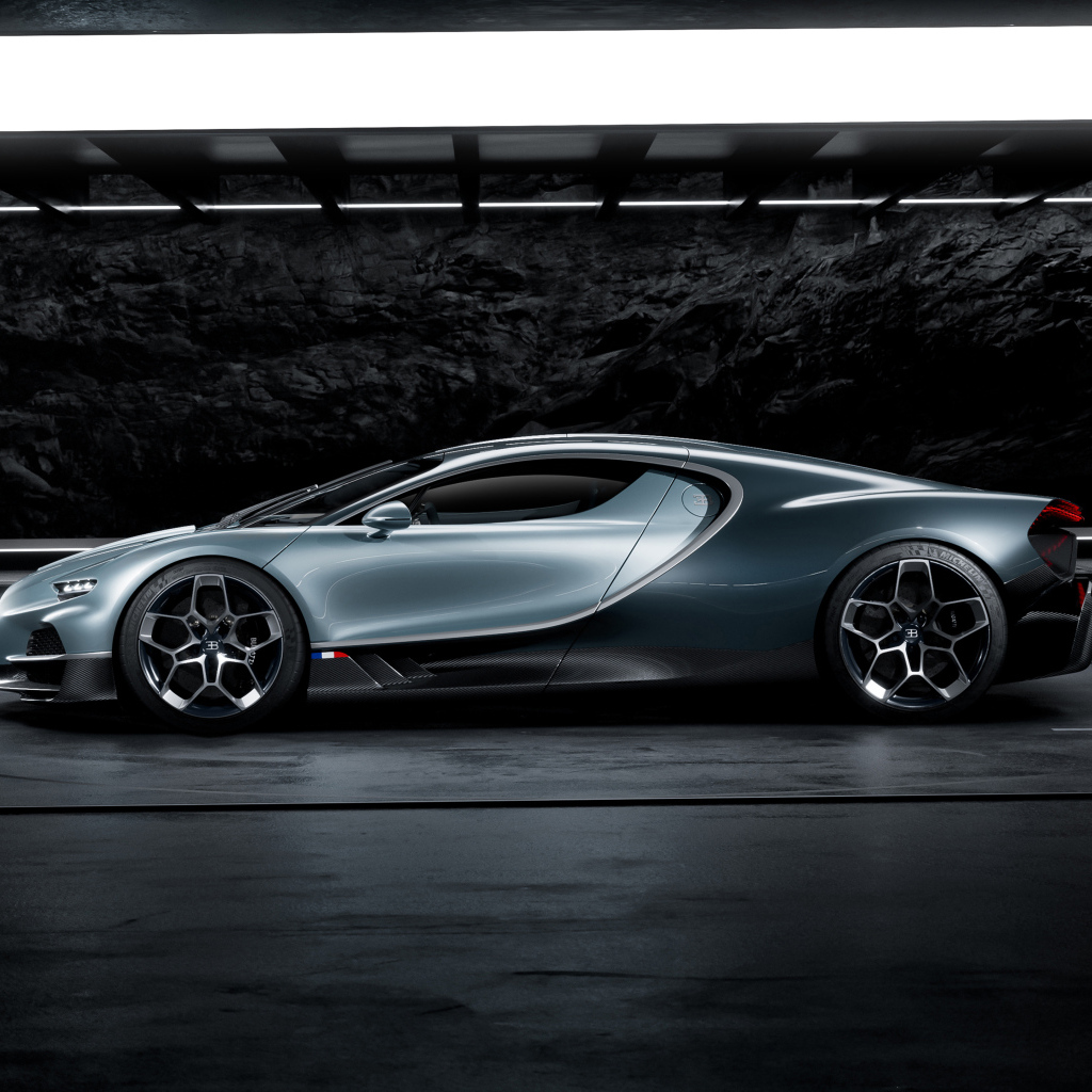 Быстрый автомобиль Bugatti Tourbillon 2024 года вид сбоку