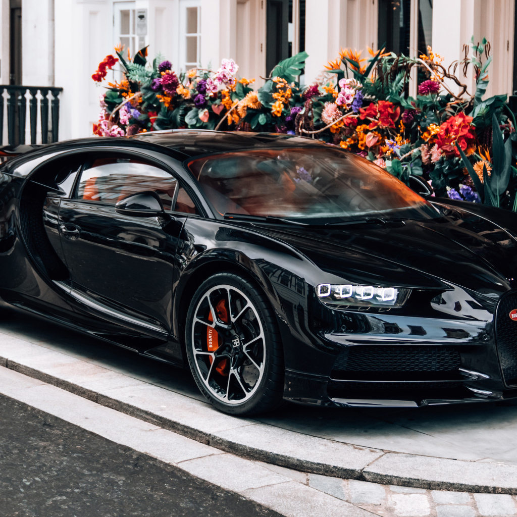 Черный автомобиль Bugatti Chiron у здания