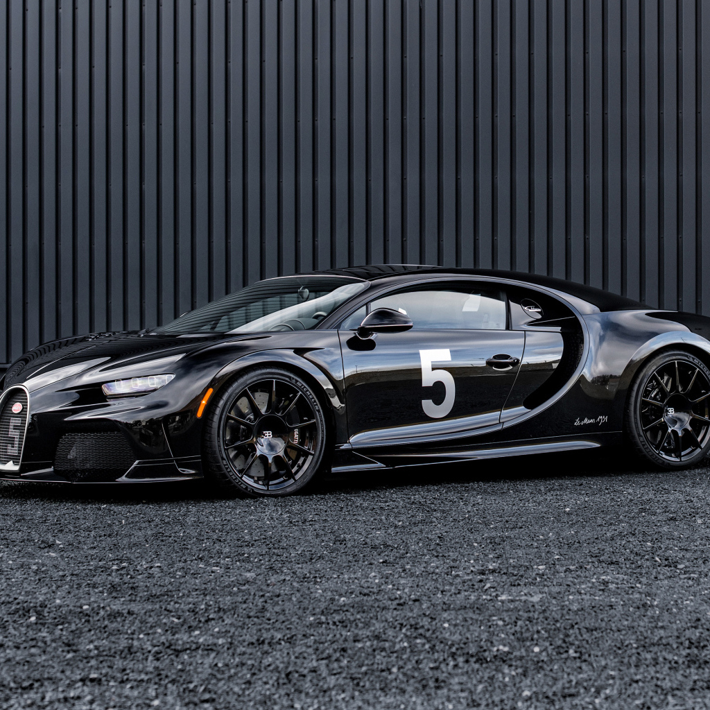 Черный быстрый автомобиль Bugatti Chiron Super Sport Hommage T50S 2024 года