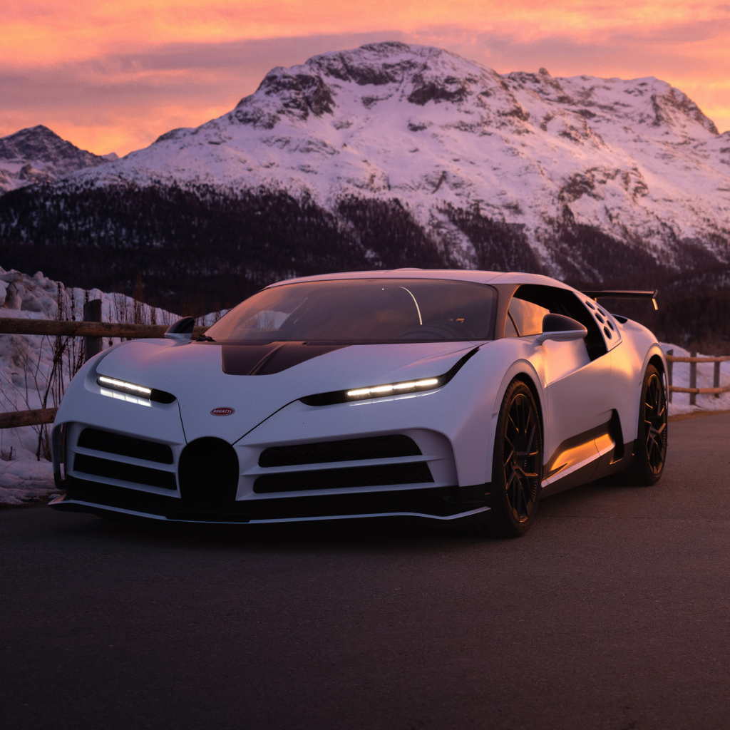 Автомобиль Bugatti Centodieci на фоне гор