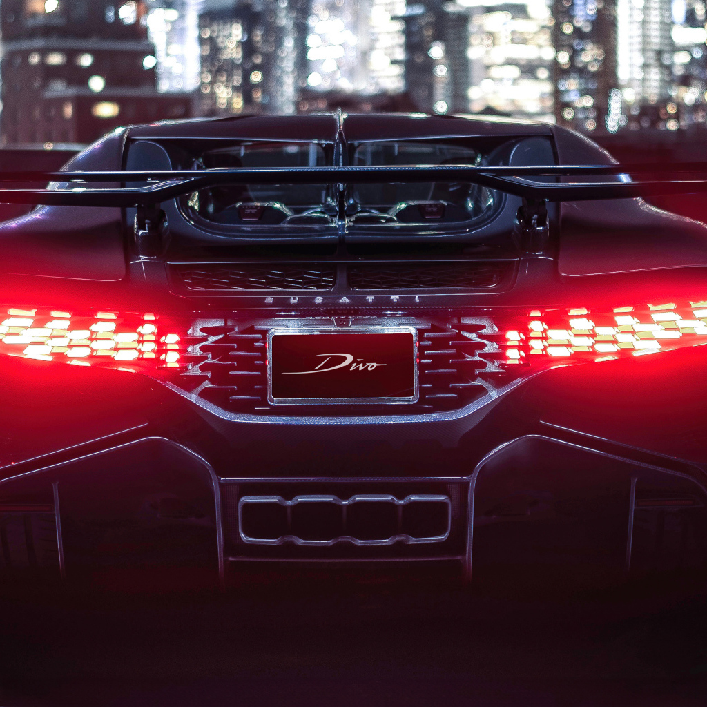 Включенные фары автомобиля  Bugatti Divo