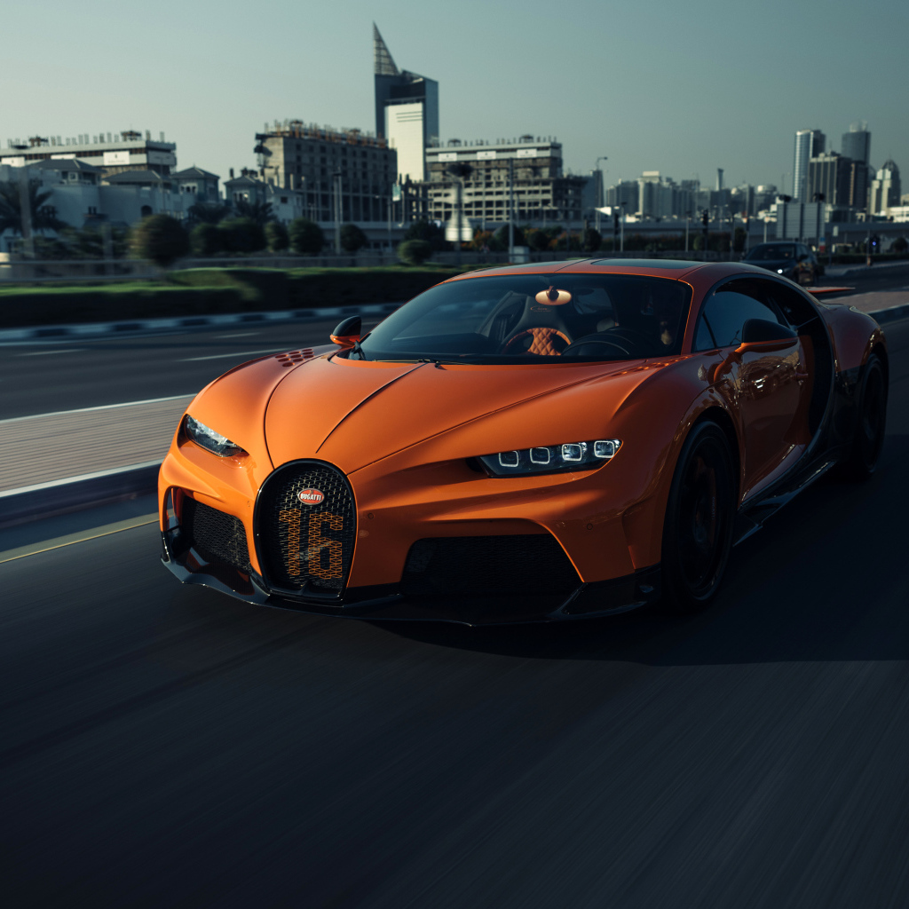 Оранжевый автомобиль Bugatti Chiron Super Sport