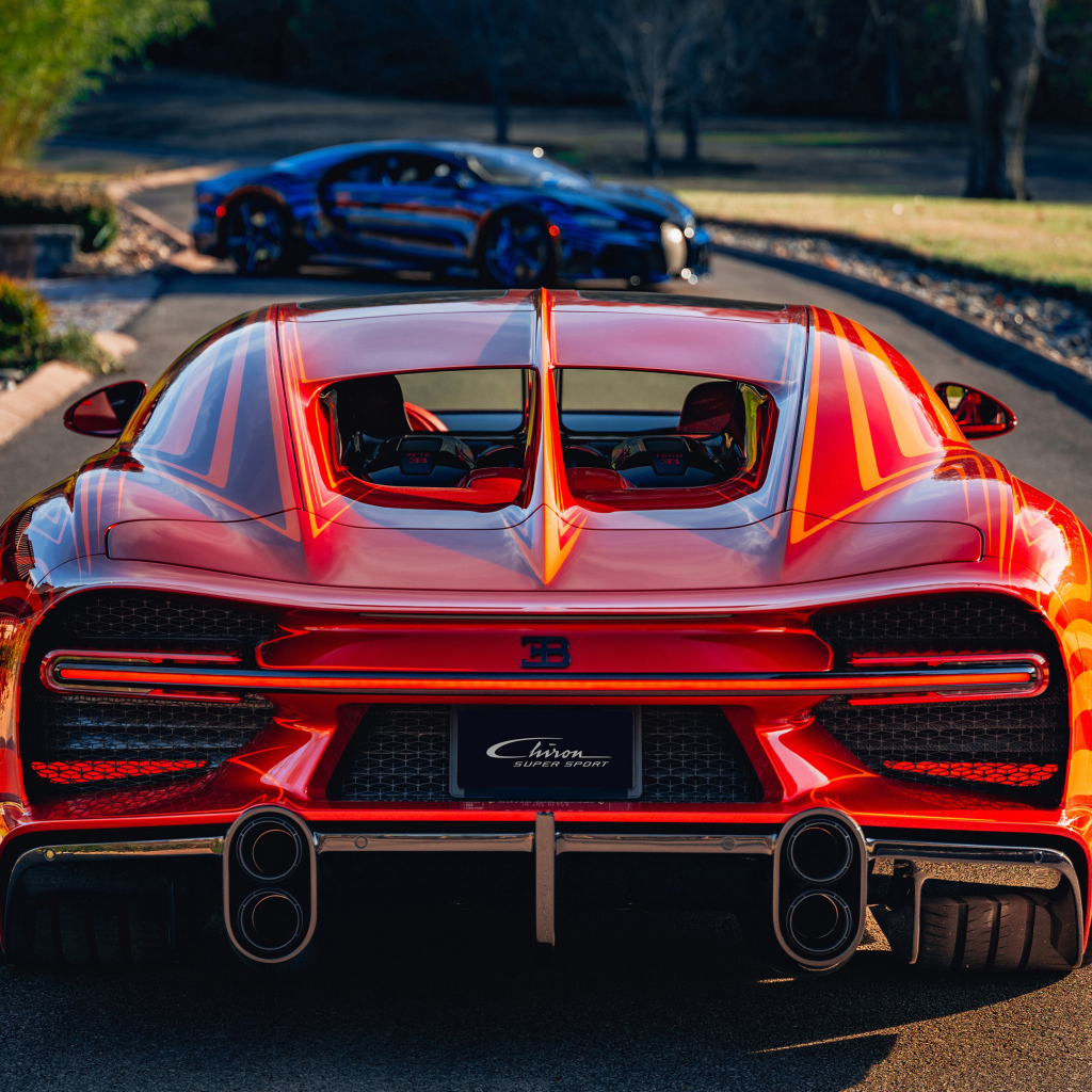 Вид сзади на красный автомобиль Bugatti Chiron