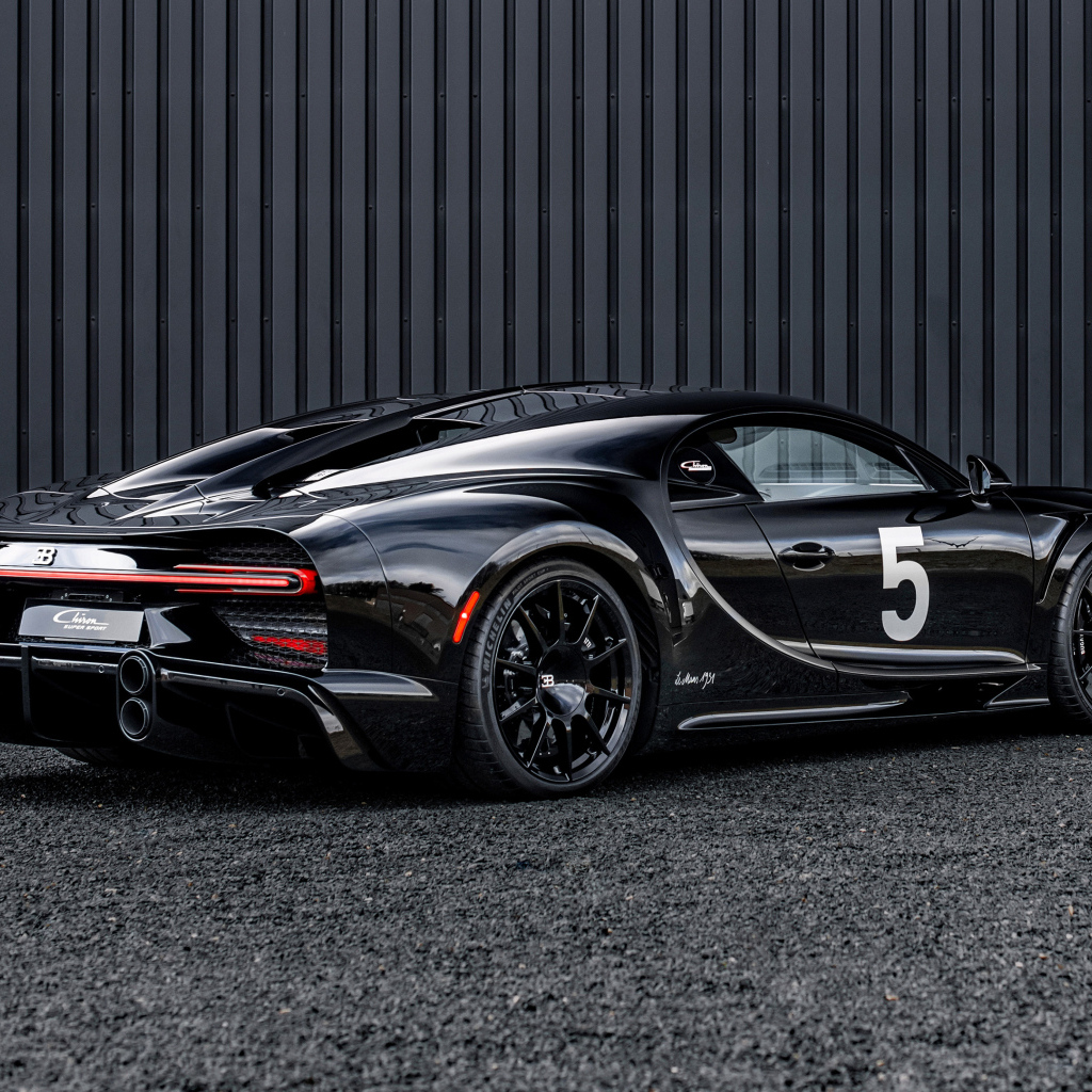 Вид сзади на автомобиль Bugatti Chiron Super Sport Hommage T50S 2024 года