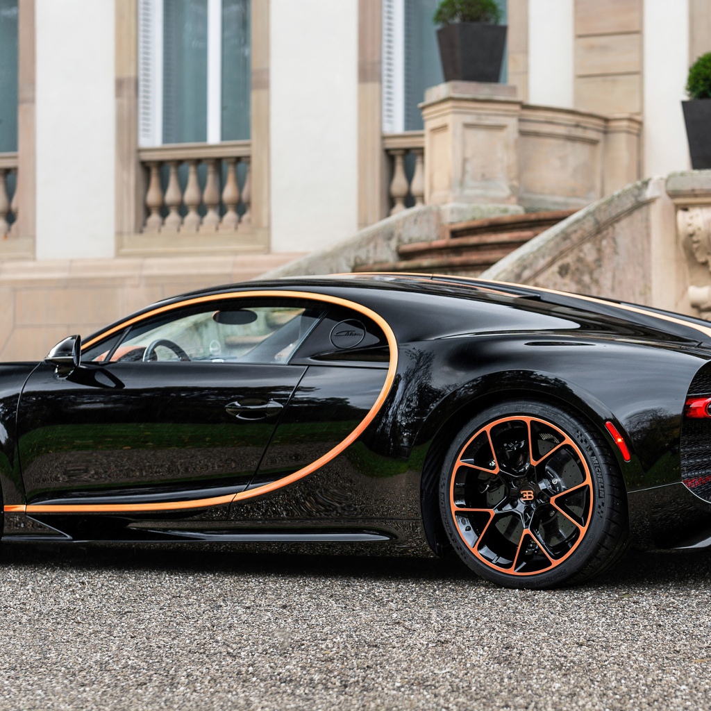 Вид сзади на автомобиль Bugatti Chiron Custom