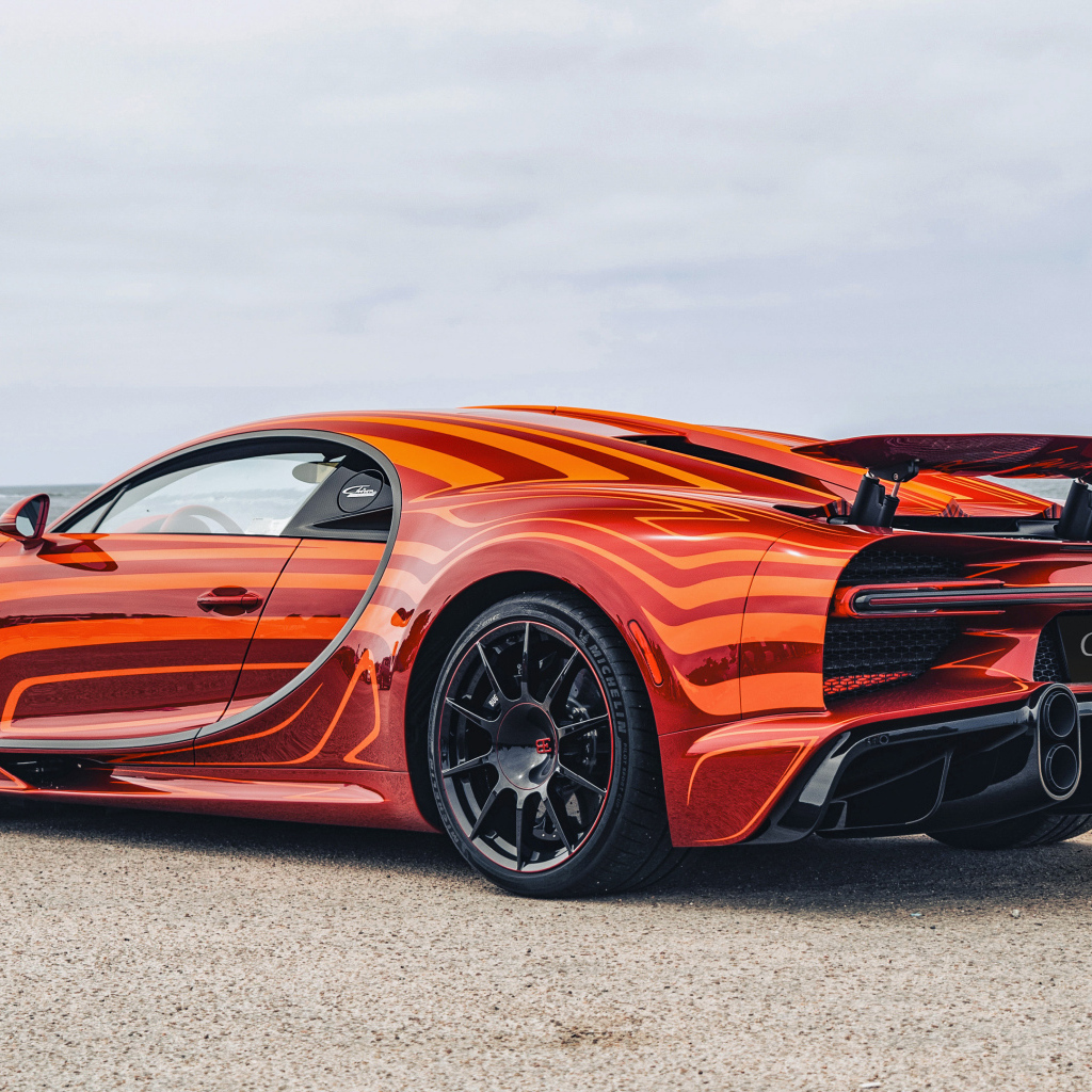 Вид сзади на автомобиль Bugatti Chiron Super Sport L'Aura