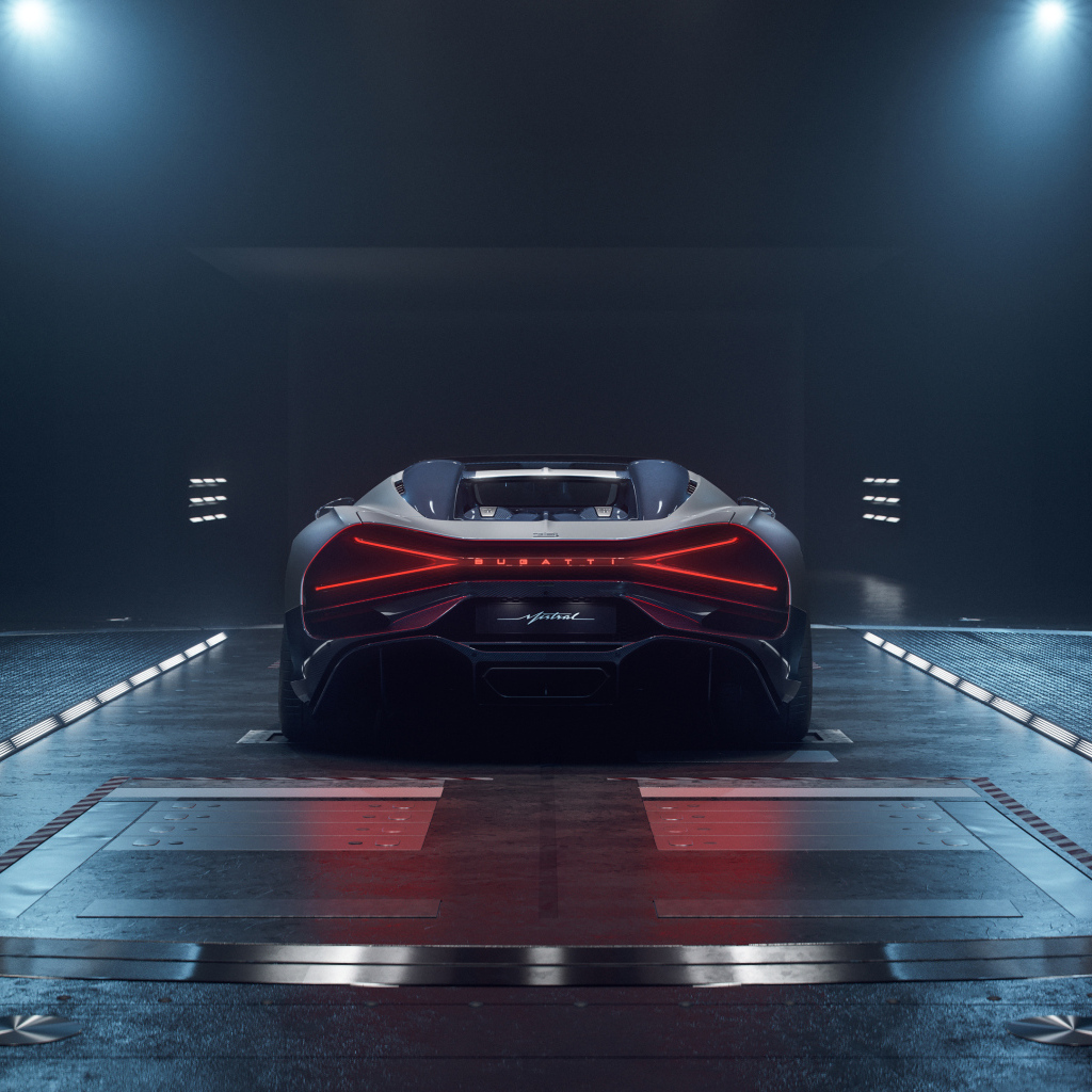 Вид сзади на автомобиль Bugatti Mistral