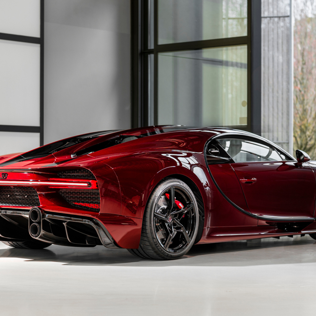 Красный автомобиль Bugatti Chiron Super Sport Red Dragon вид сзади