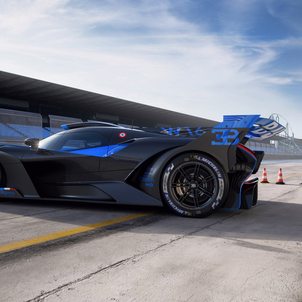 Вид сбоку на синий гоночный автомобиль Bugatti Bolide