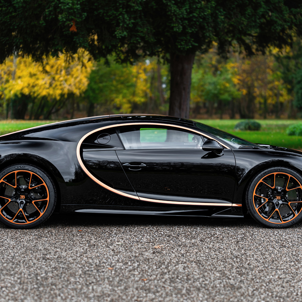 Вид сбоку на автомобиль Bugatti Chiron