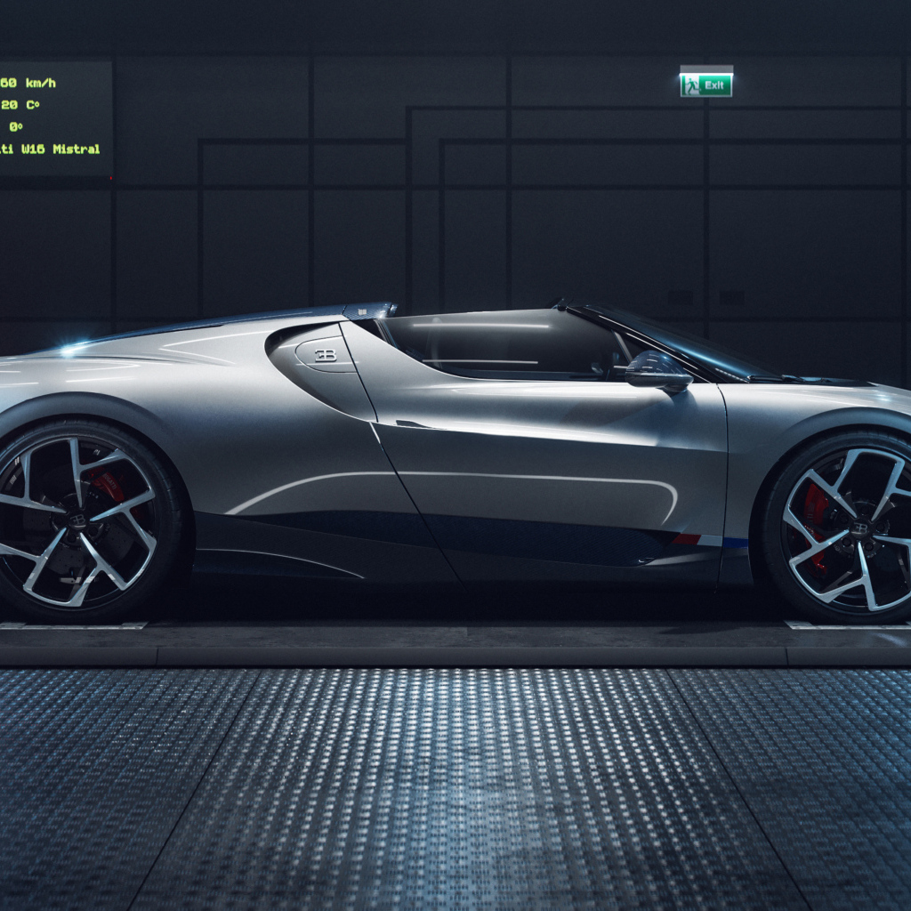 Серебристый автомобиль Bugatti Mistral