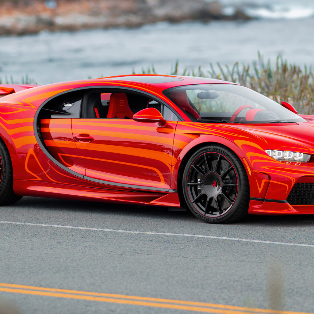 Стильный красный автомобиль Bugatti Chiron Super Sport L'Aura