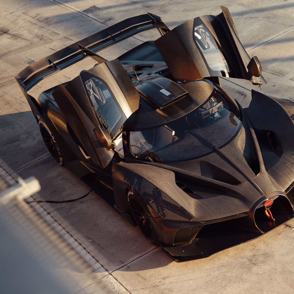 Вид сверху на автомобиль Bugatti Bolide с открытыми дверями