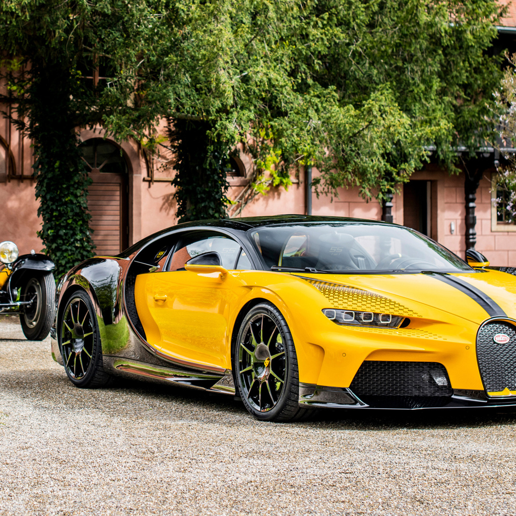 Желтый быстрый Bugatti Type 55 Roadster Bugatti Chiron Super Sport 55 One Of One