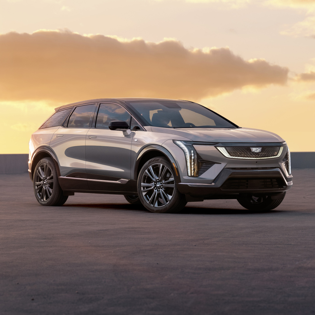 Автомобиль Cadillac Optiq 2025 года на фоне неба