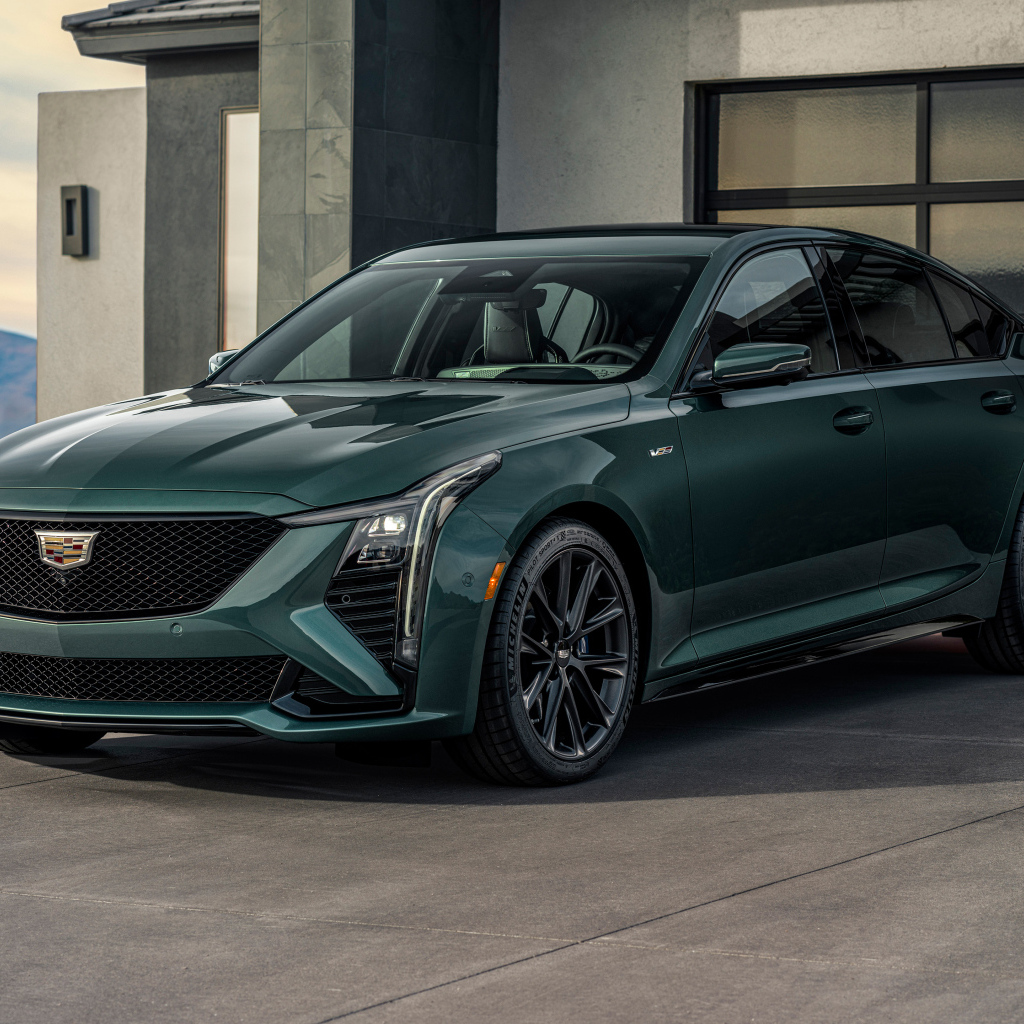 Зеленый автомобиль  Cadillac CT5-V 2025  года