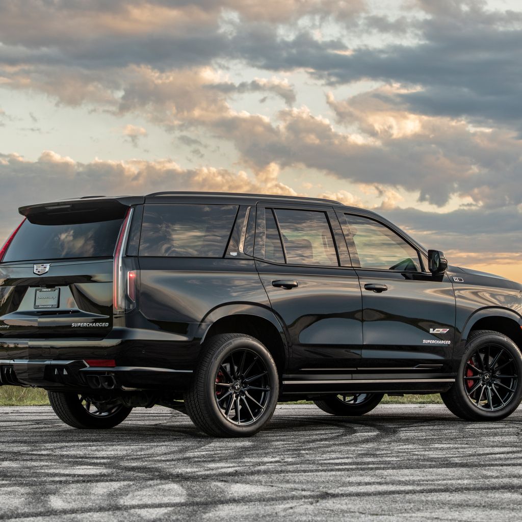 Вид сзади на черный внедорожник Hennessey Cadillac Escalade-V H850 2024 года