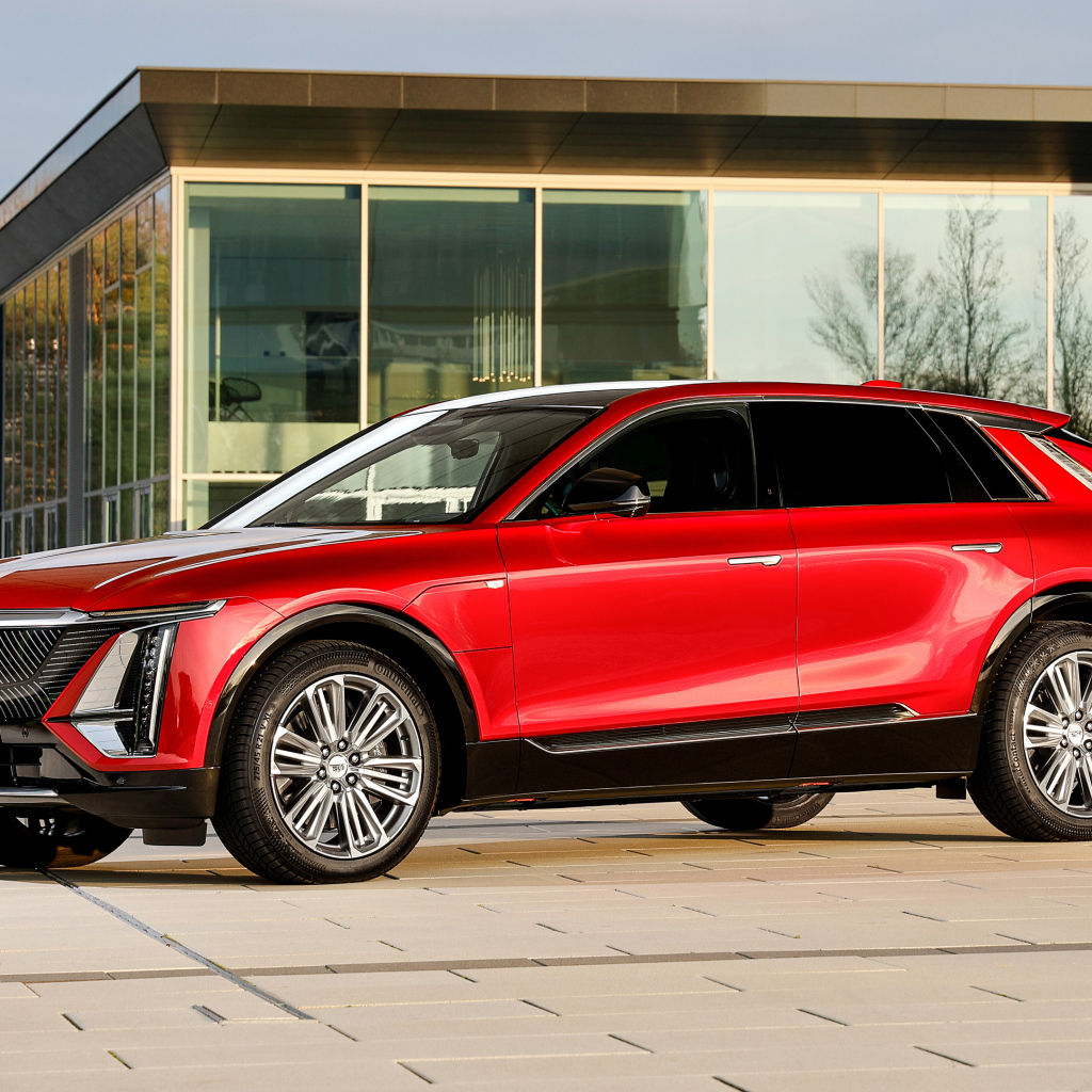 Красный дорогой автомобиль Cadillac Lyriq Luxury