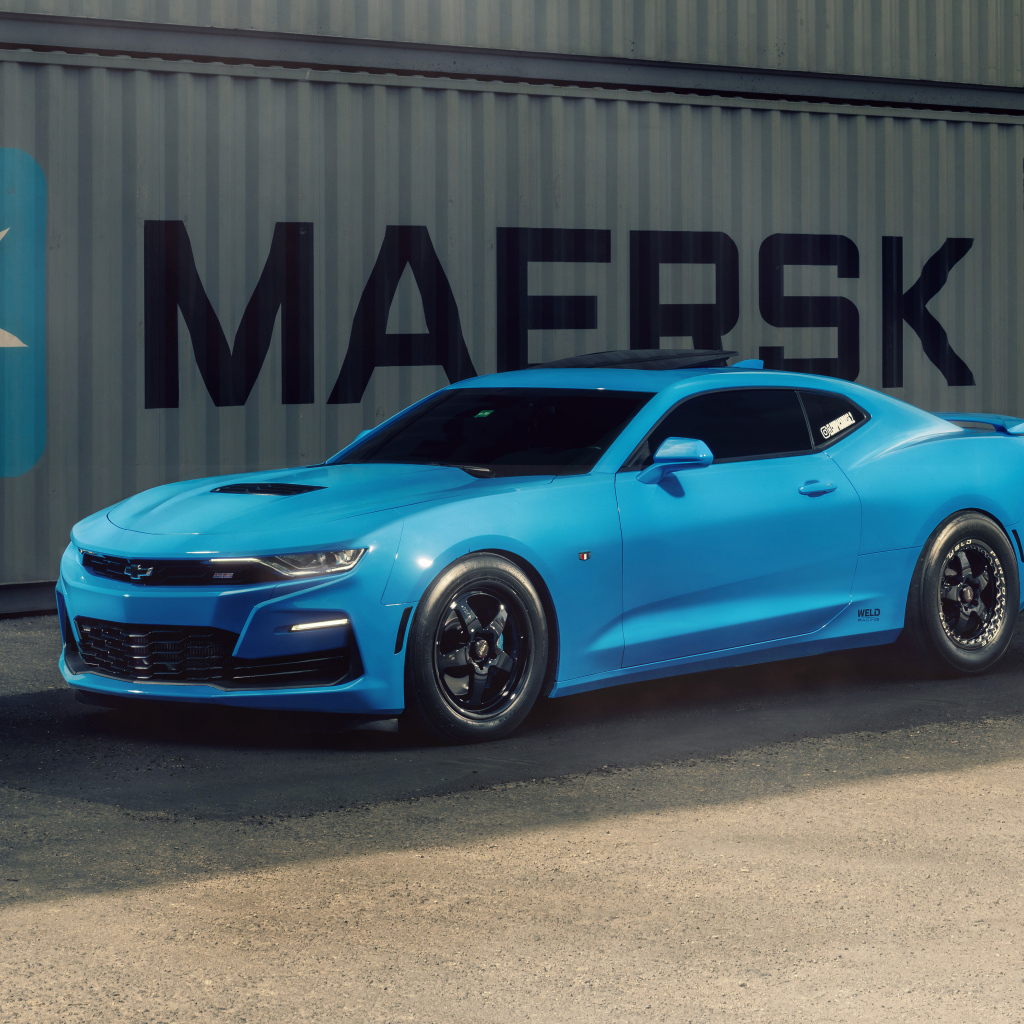 Голубой спорткар Chevrolet Camaro RS