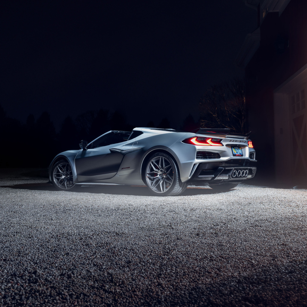 Автомобиль Chevy Corvette Z06 у дома