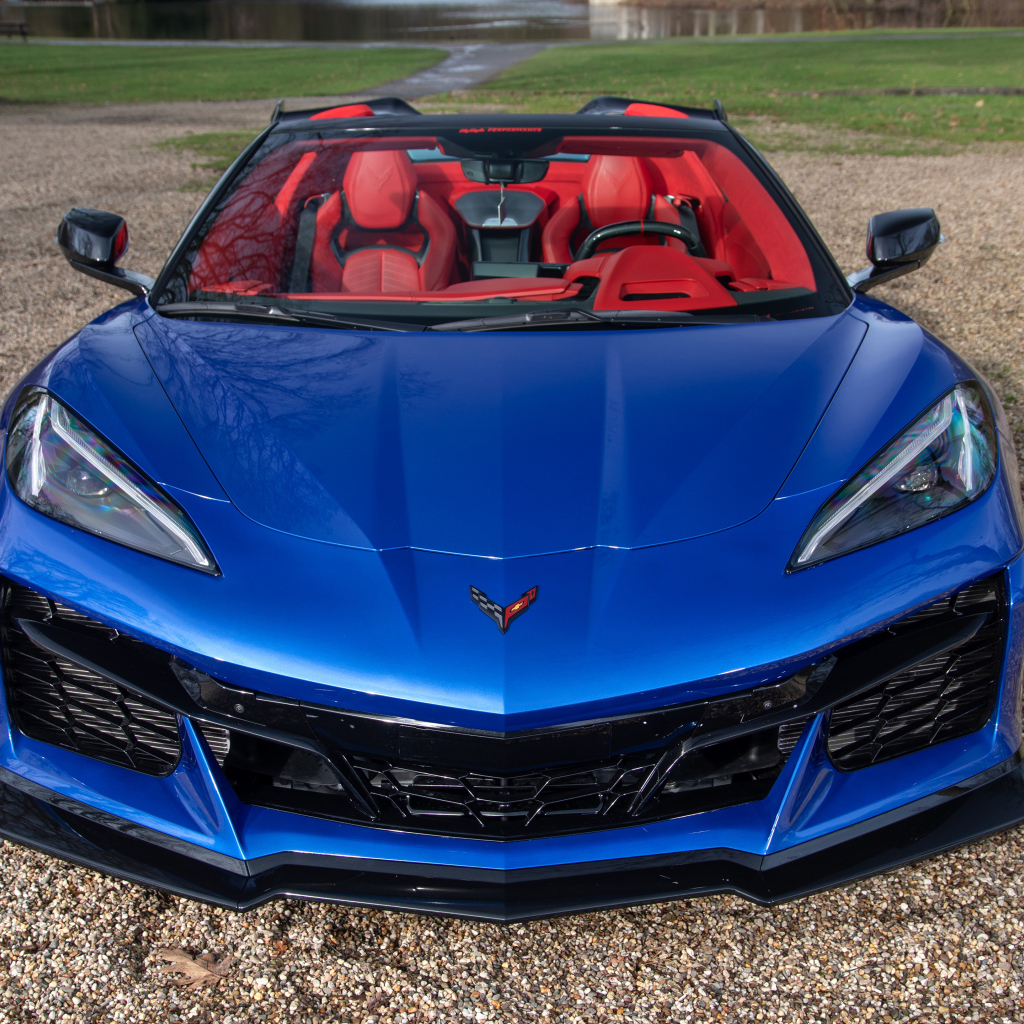 Вид спереди на синий автомобиль Chevrolet Corvette Stingray Convertible Z06