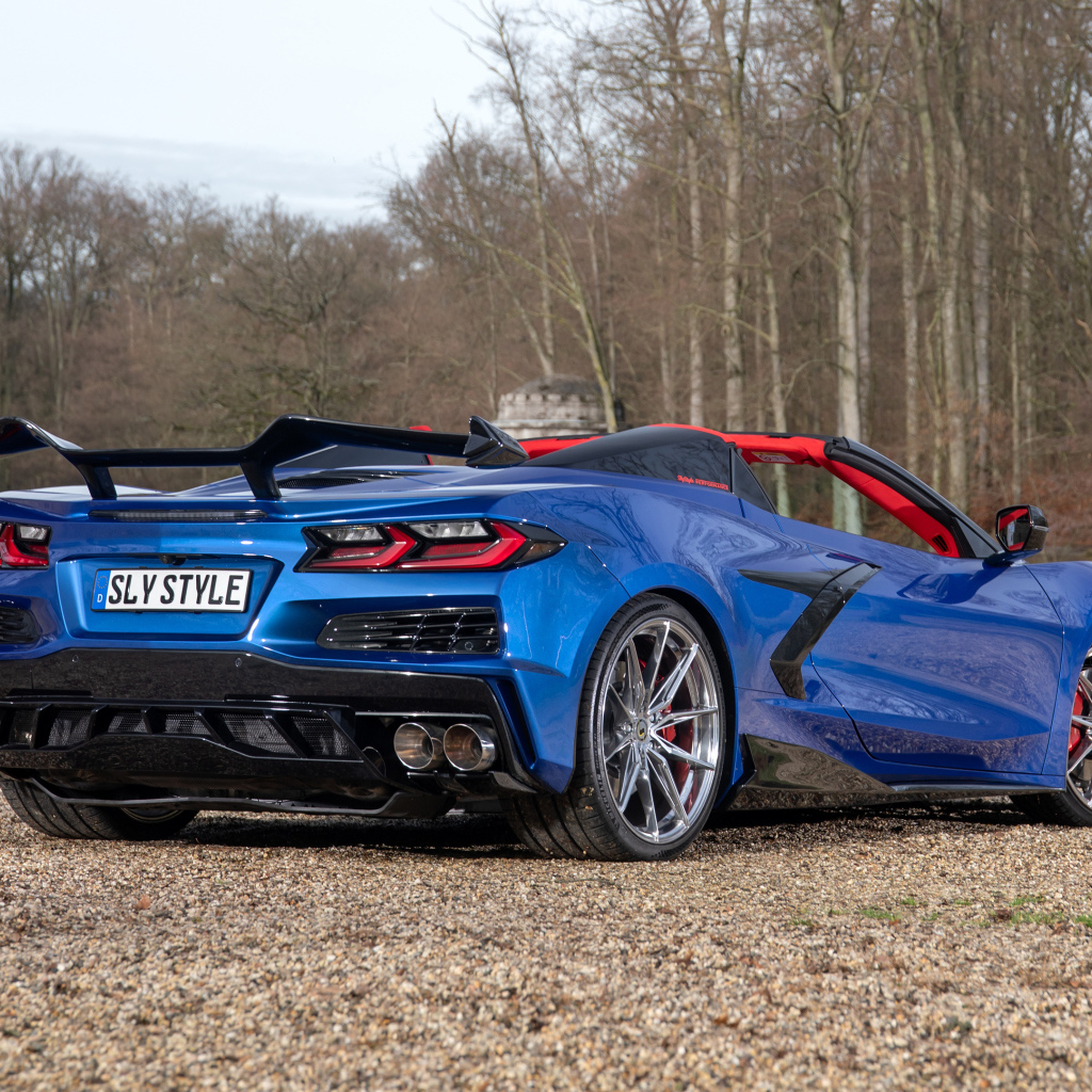 Вид сзади на синий автомобиль Chevrolet Corvette Stingray Convertible Z06