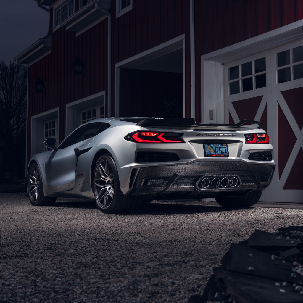 Вид сзади на автомобиль Chevy Corvette Z06