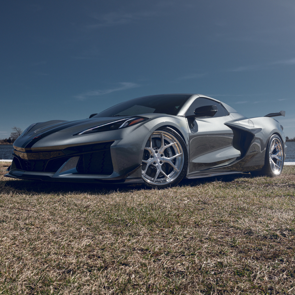 Серебристый автомобиль Chevy Corvette Z06