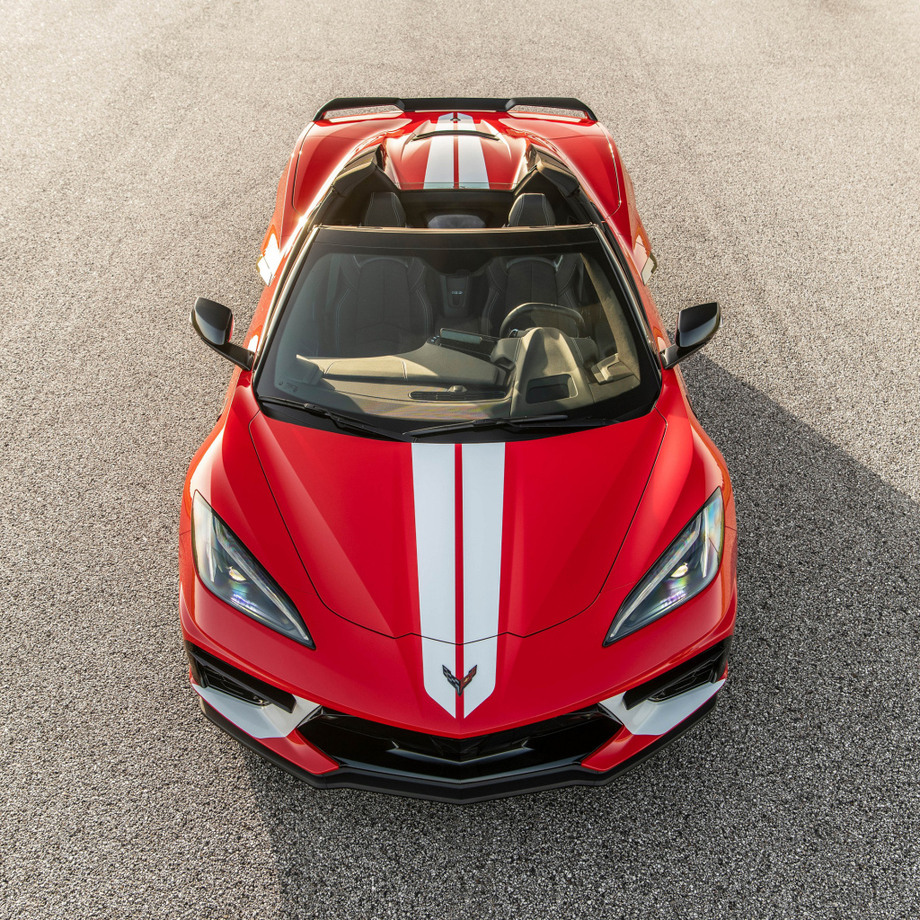 Вид сверху на гоночный автомобиль Chevrolet Corvette Stingray H700 Convertible 2024 года