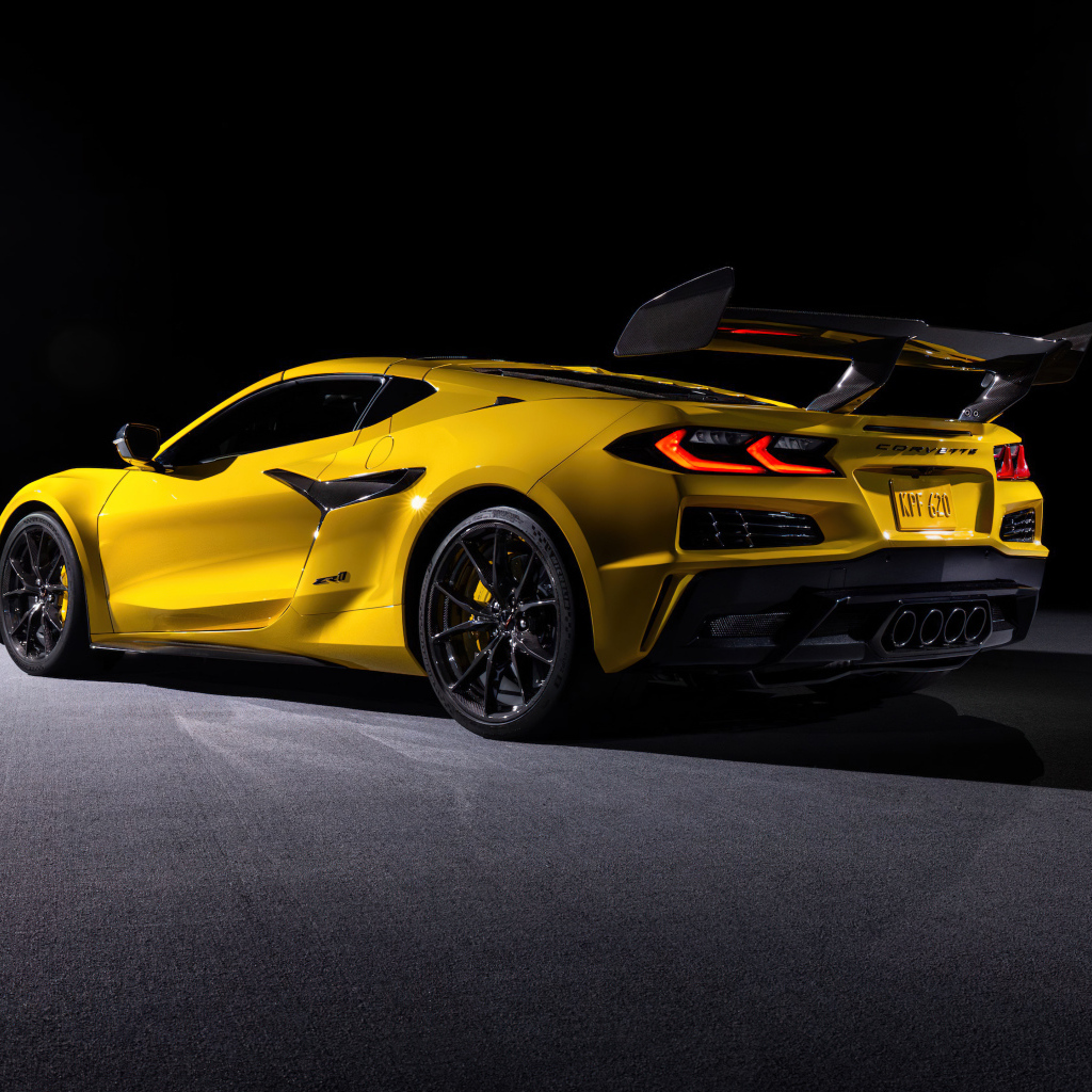 Желтый автомобиль Chevrolet Corvette ZR1, 2025 года вид сзади