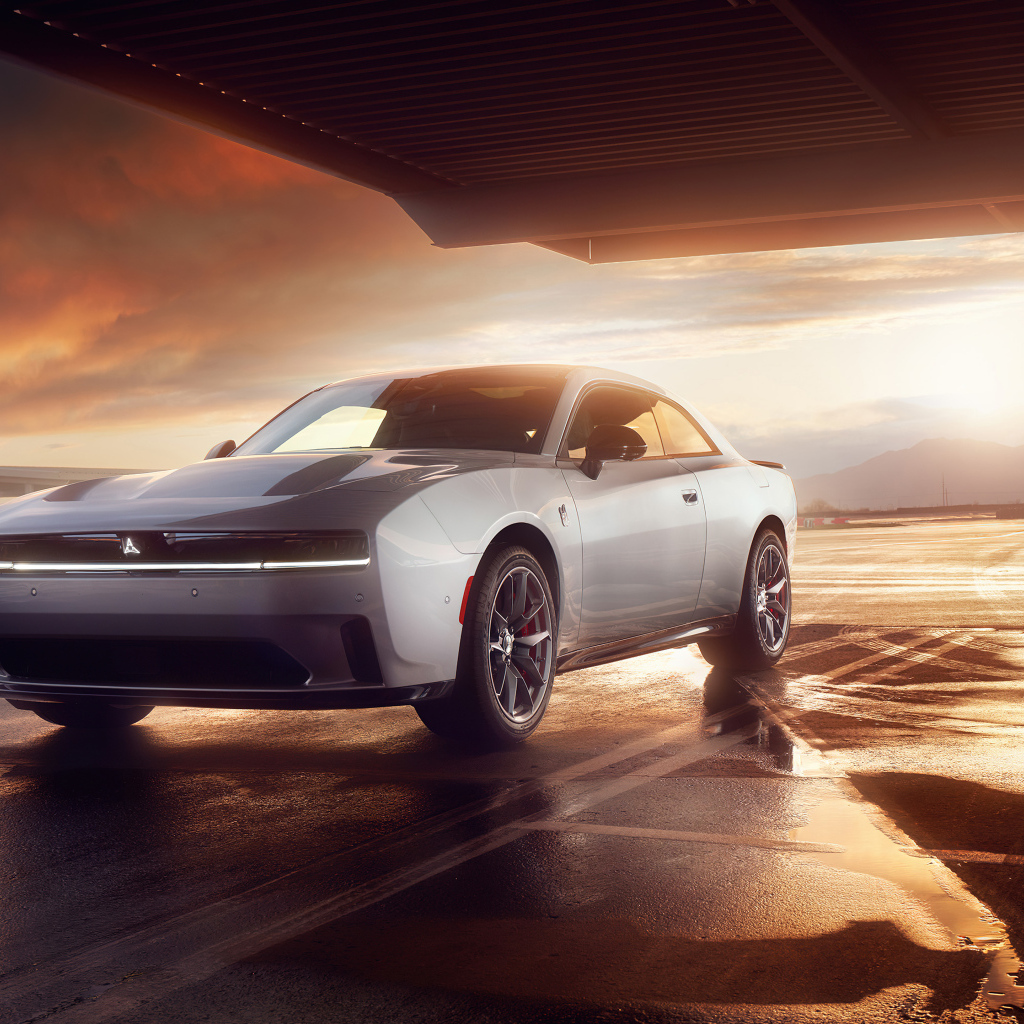 Автомобиль Dodge Charger Daytona Scat Pack 2024 года на фоне красивого неба