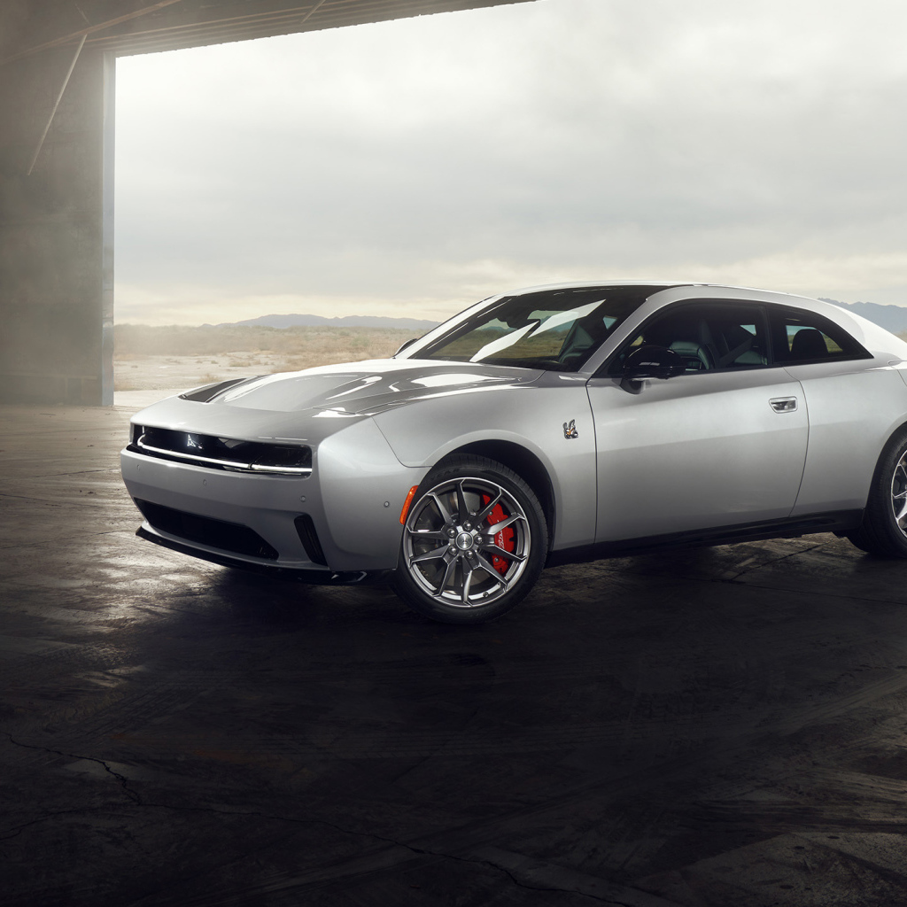 Автомобиль Dodge Charger Daytona Scat Pack 2024 года у ворот