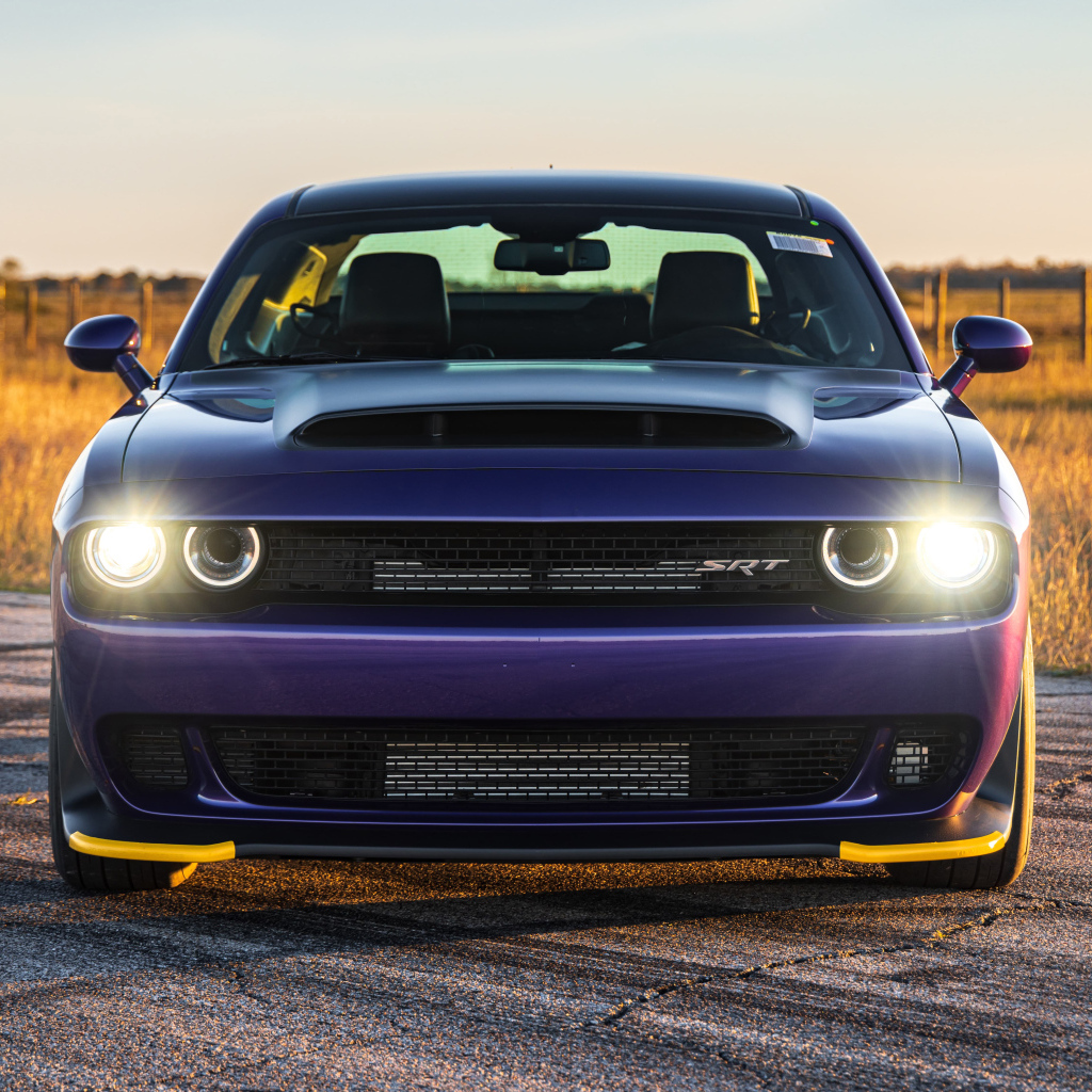 Автомобиль Dodge Hennessey Demon 1700 Twin-Turbo 2024 года с включенными фарами