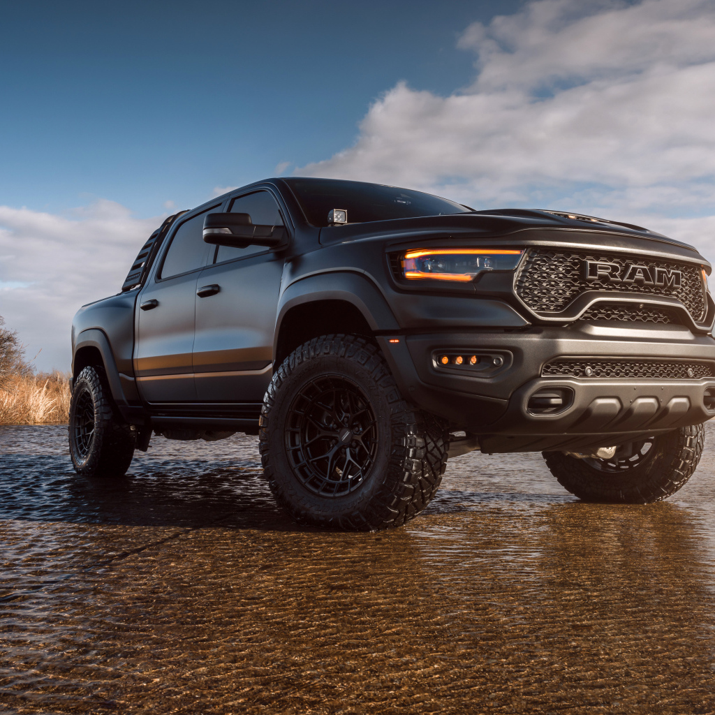 Большой внедорожник Dodge Ram 1500 TRX