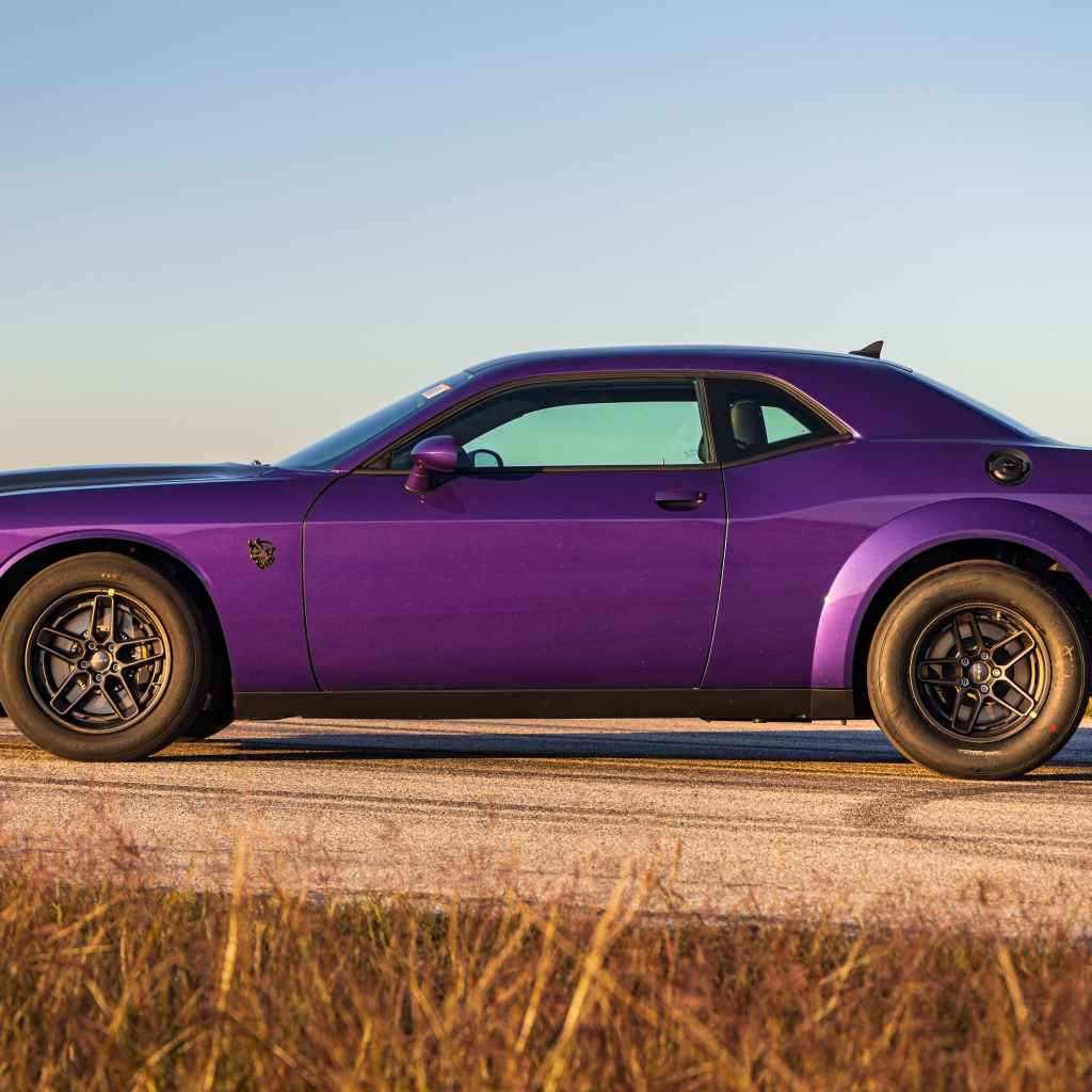 Фиолетовый автомобиль Dodge Hennessey Demon 1700 Twin-Turbo 2024 года