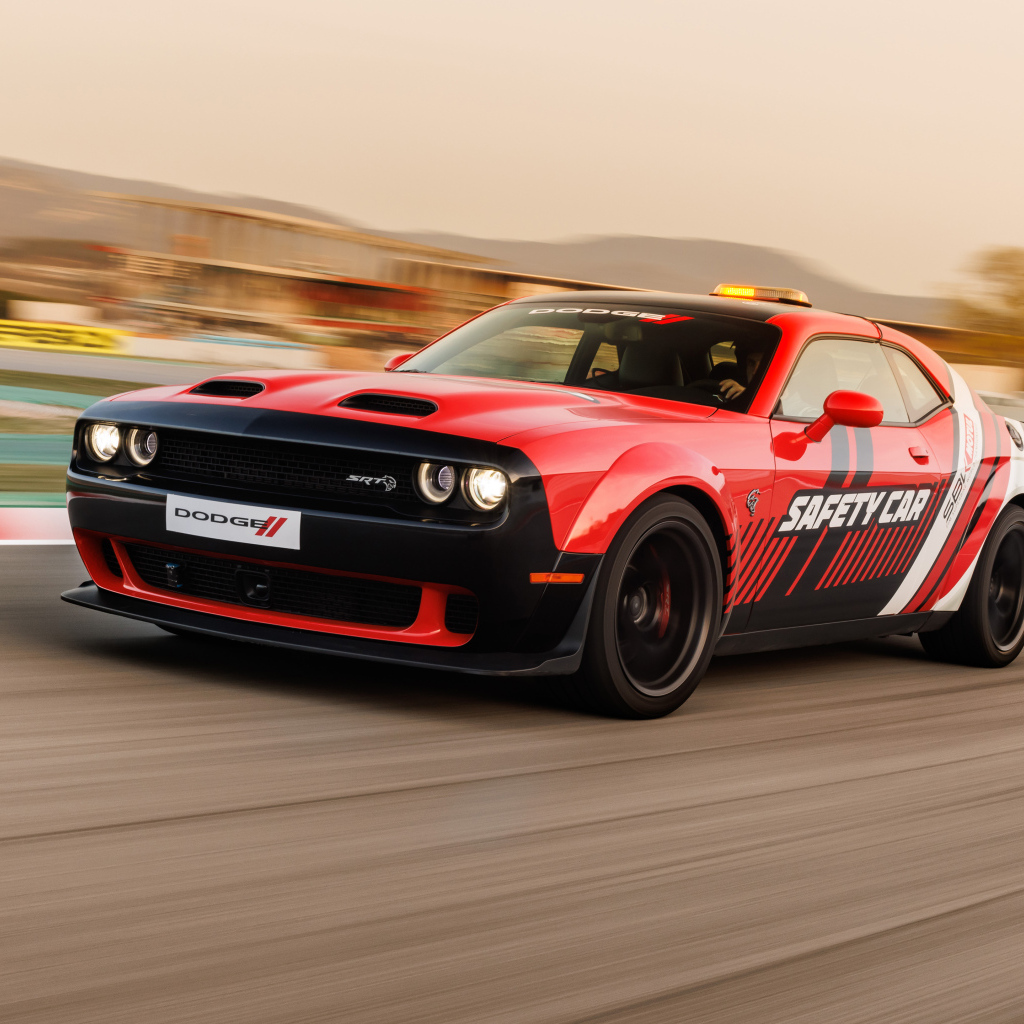 Красный гоночный автомобиль Dodge Challenger SRT Hellcat WorldSBK Safety Car 2024 года