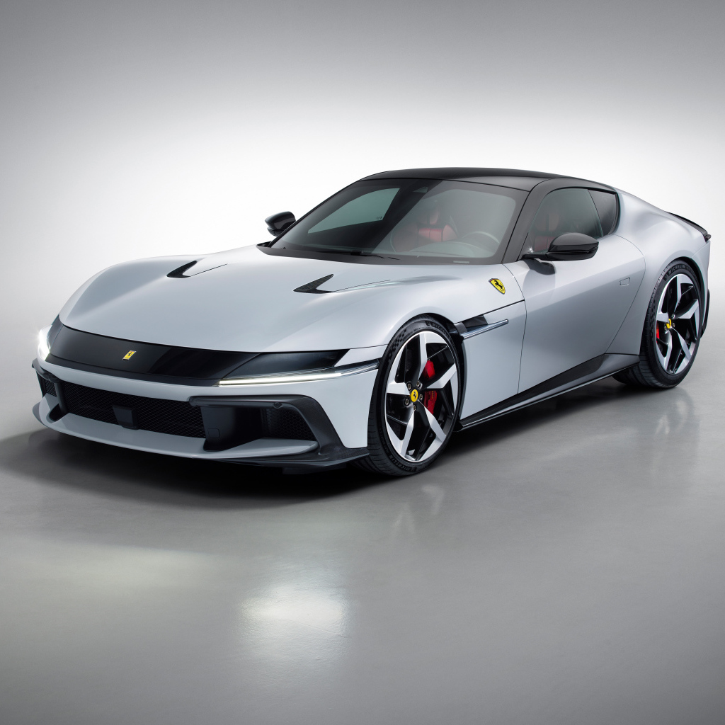 Автомобиль Ferrari 12Cilindri 2024 года на сером фоне